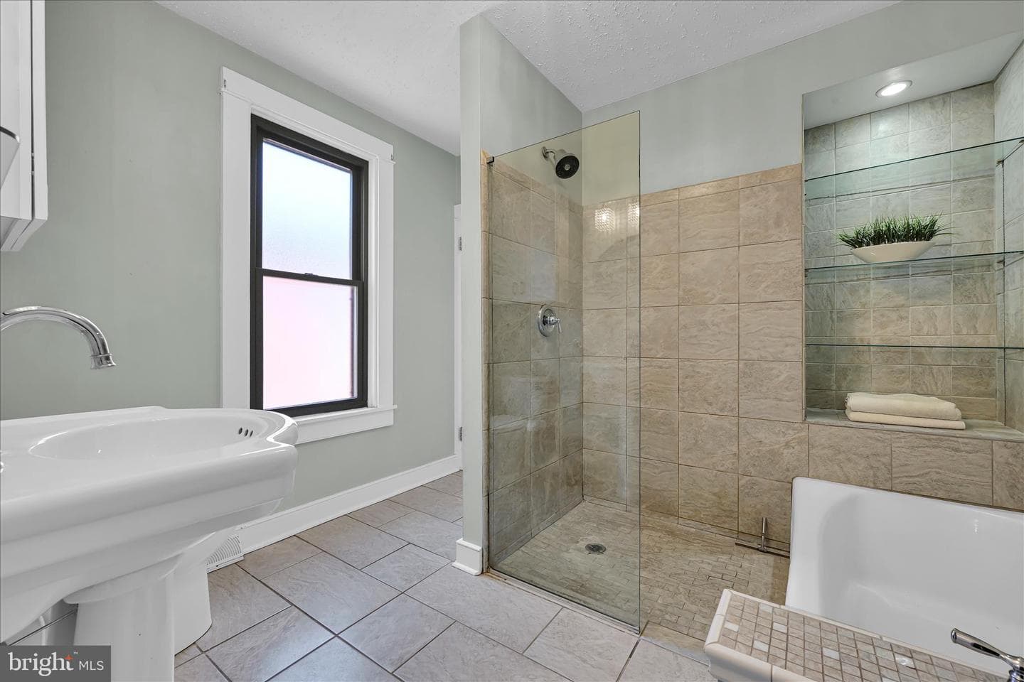 441 N Queen Street photo 38