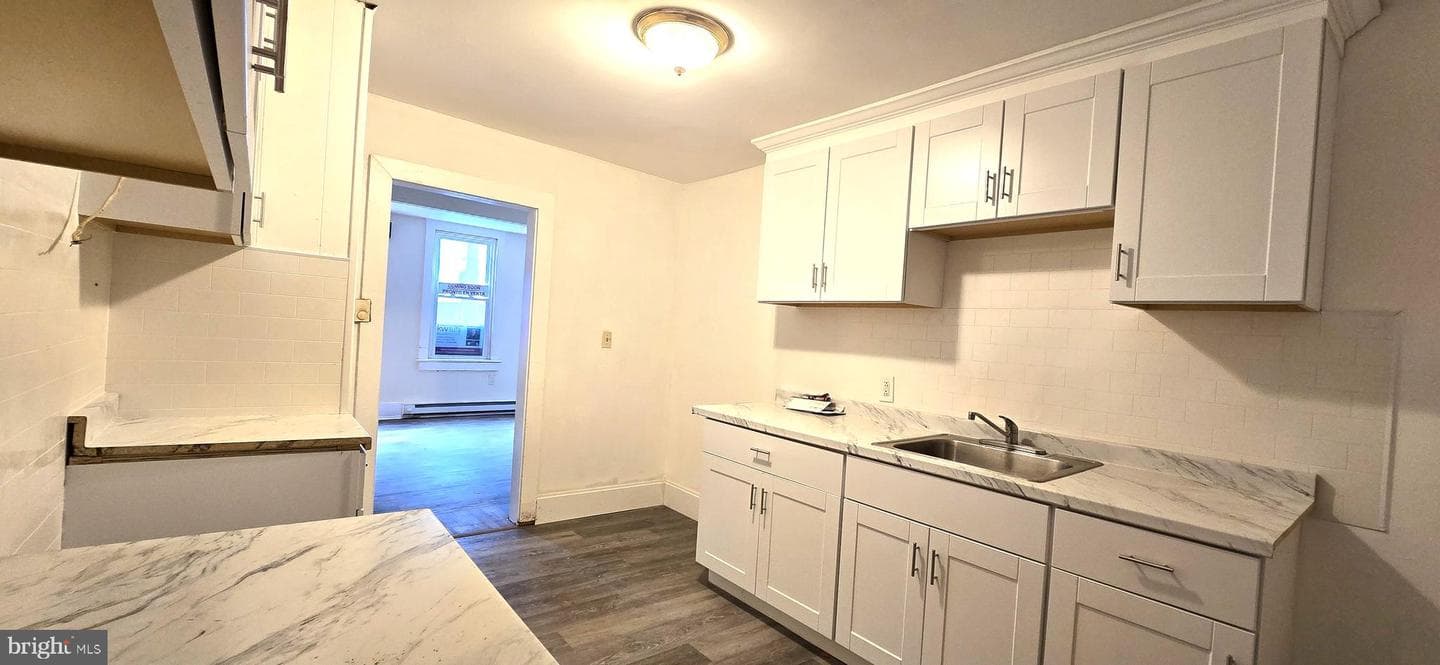439 E Strawberry Street photo 13