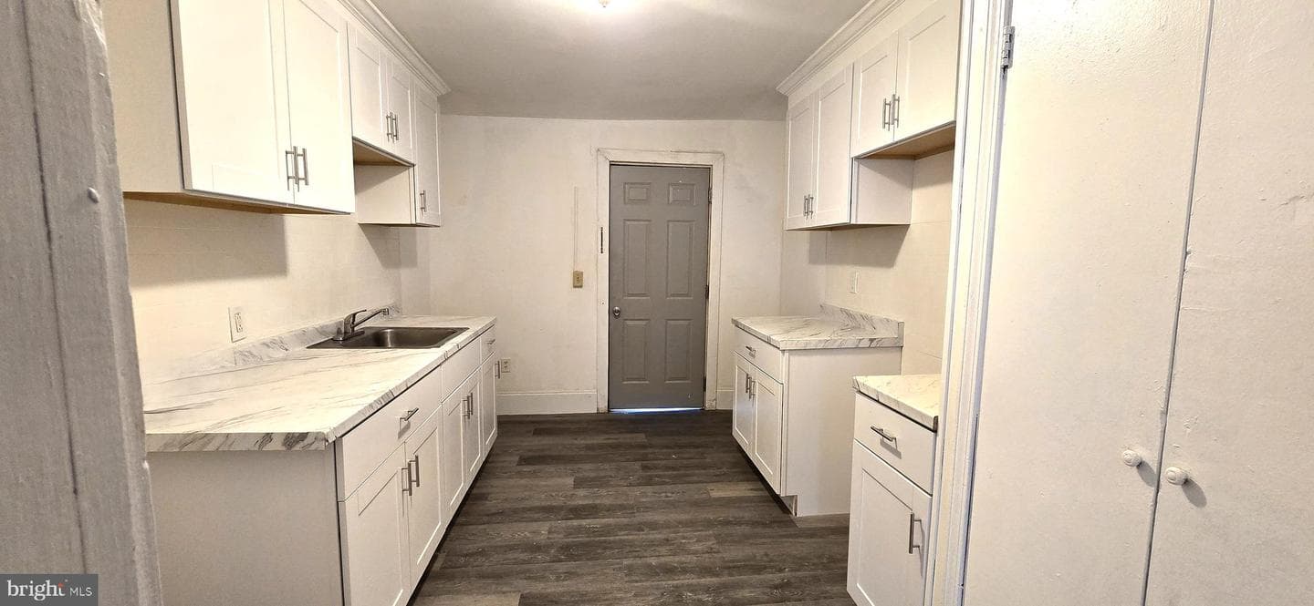 439 E Strawberry Street photo 15