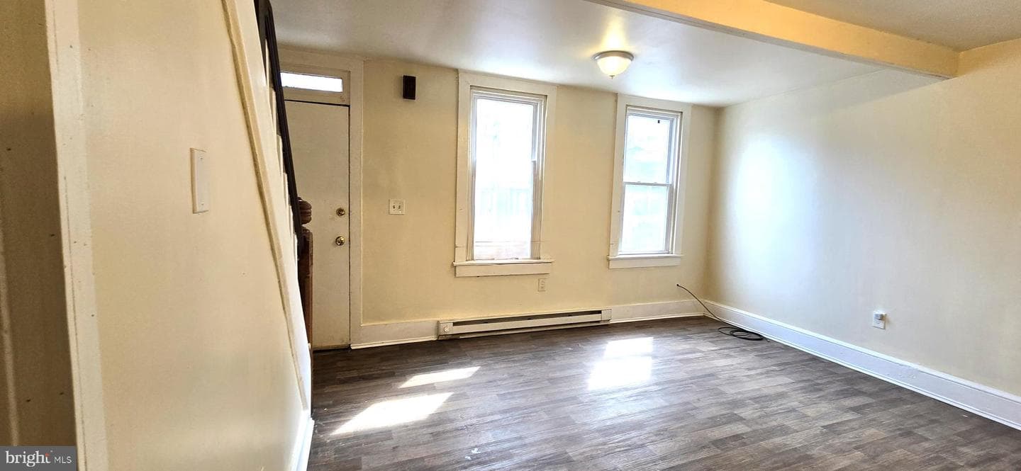 439 E Strawberry Street photo 3