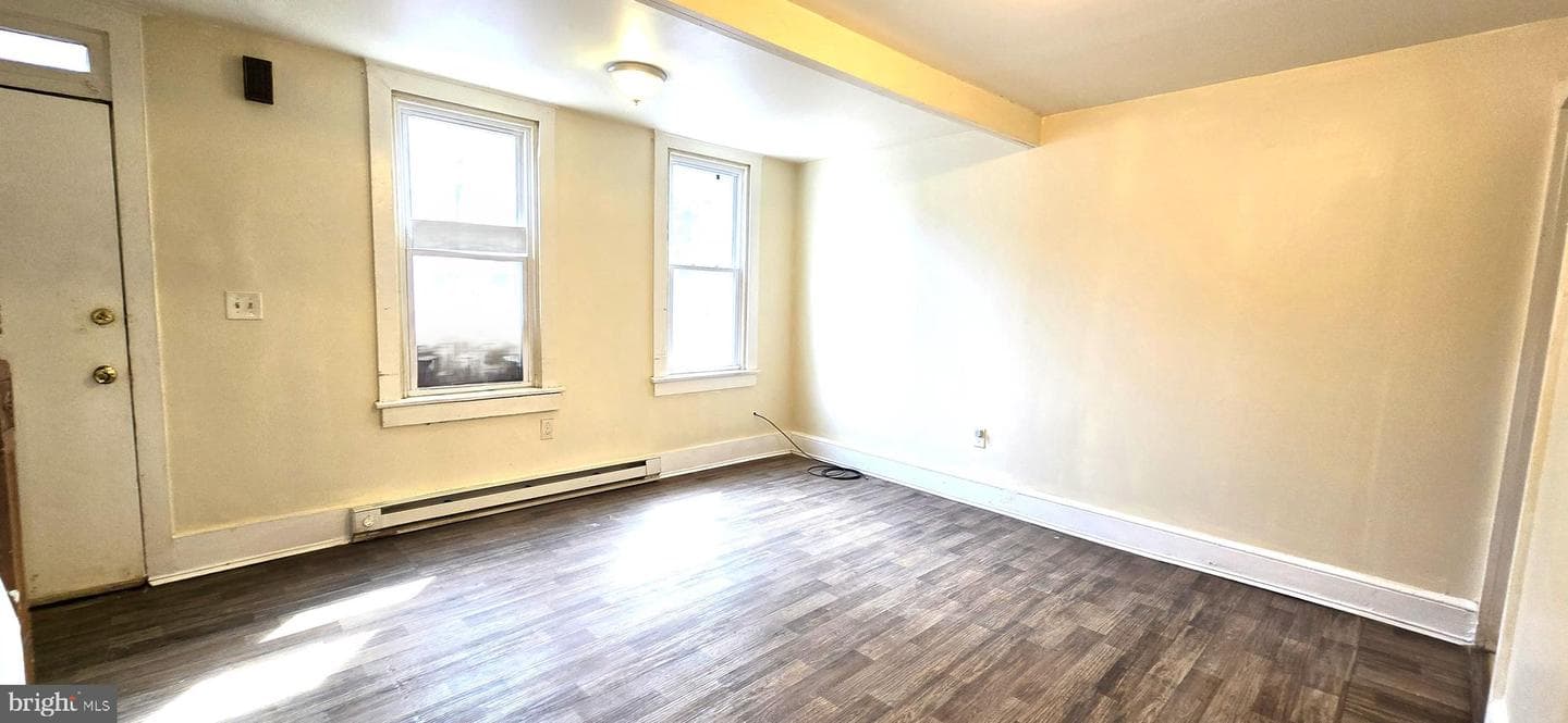 439 E Strawberry Street photo 6