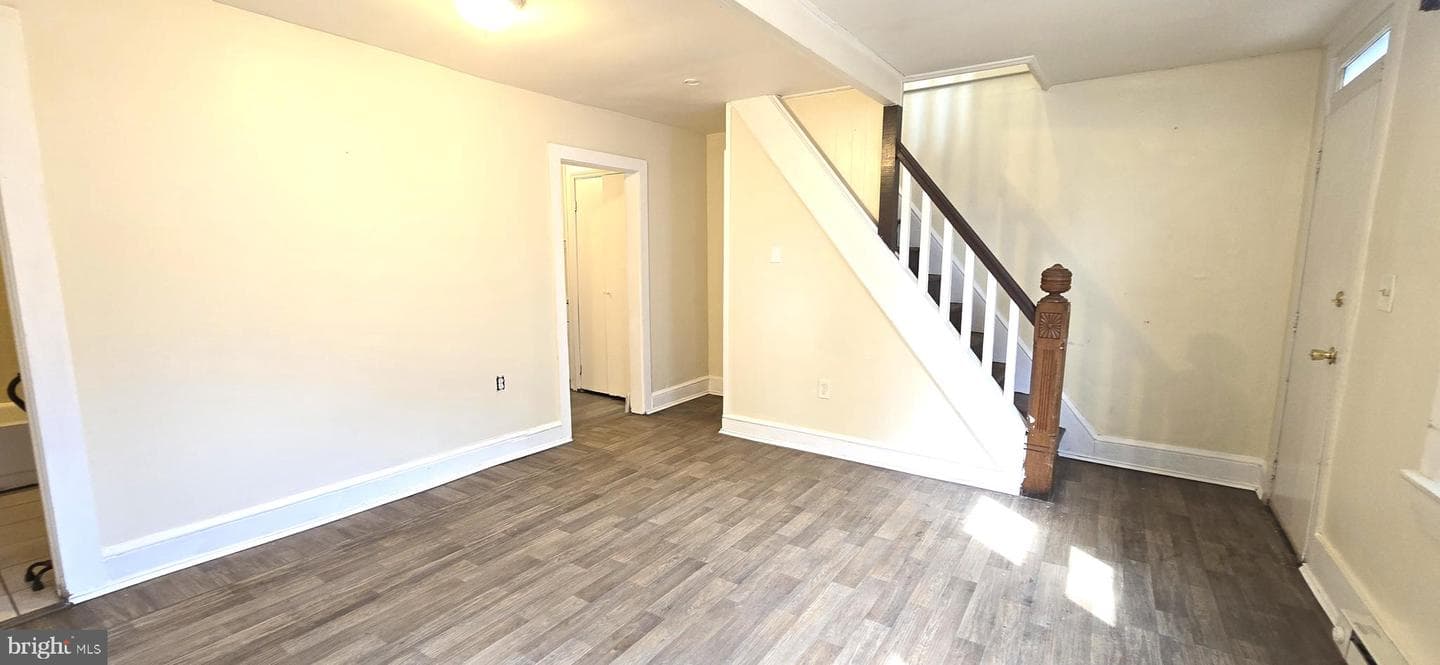 439 E Strawberry Street photo 8