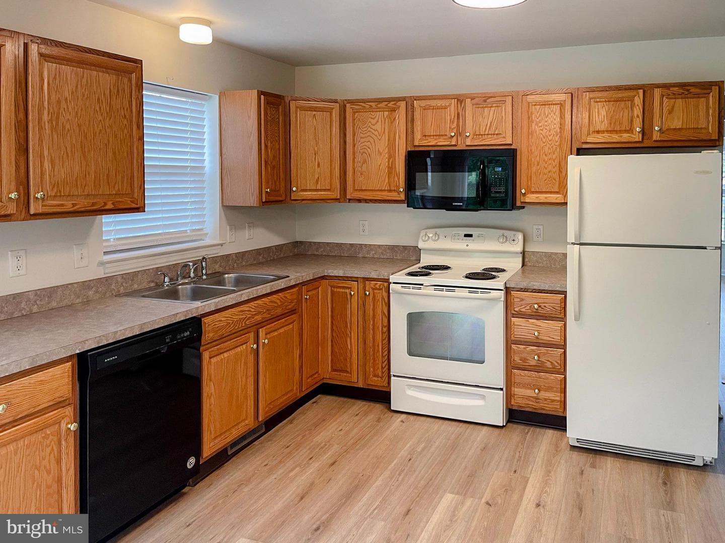 1889 Shady Oak Drive photo 9