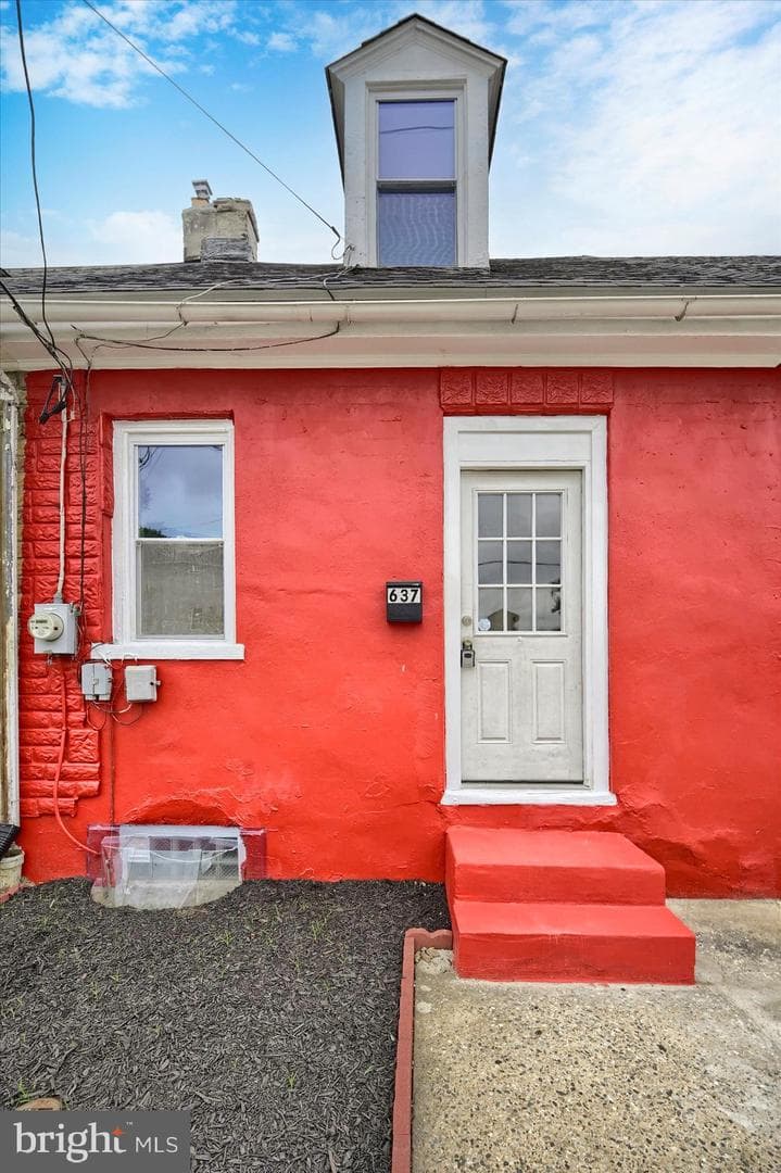 637 S Franklin Street photo 2