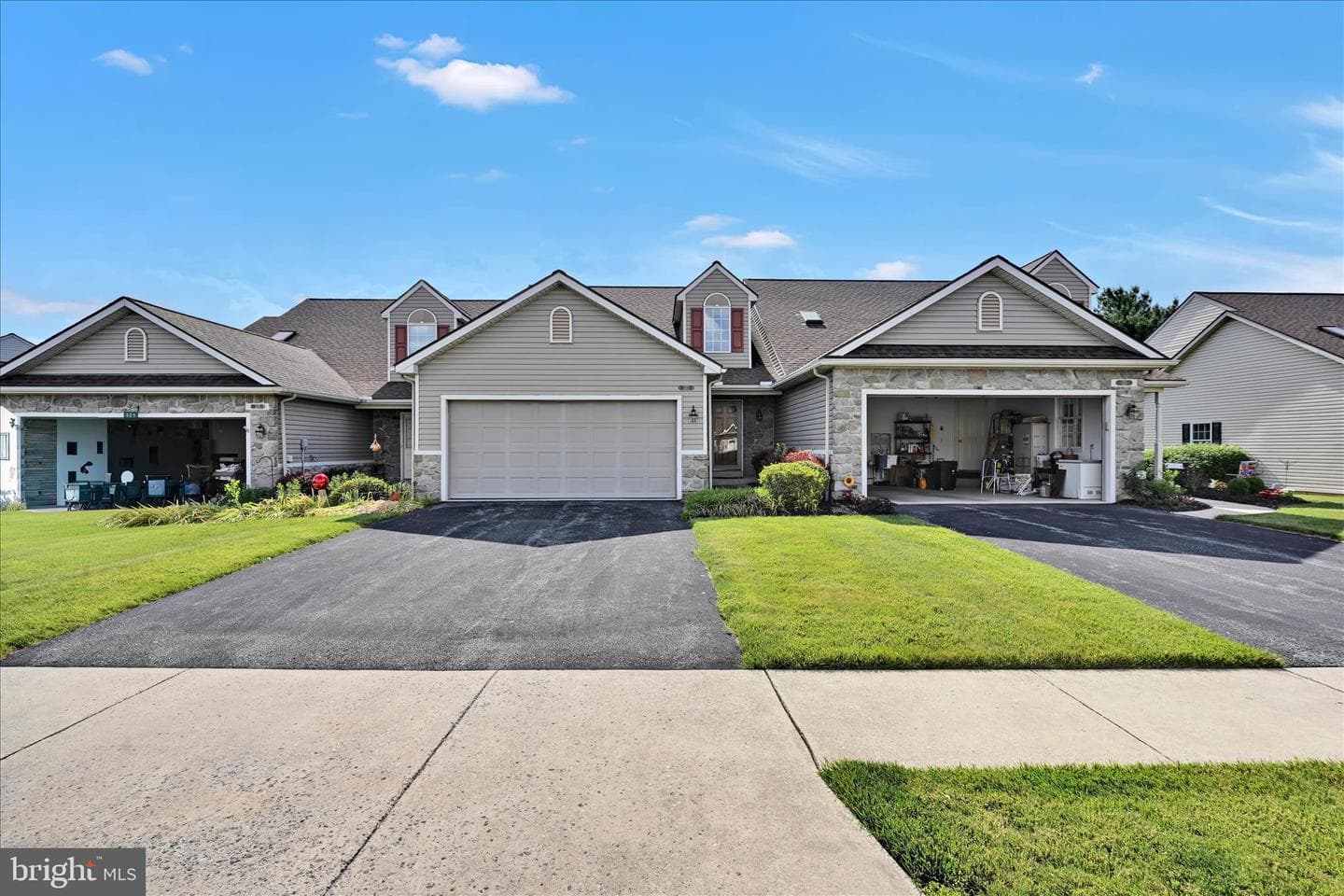 323 Hill Street photo 3