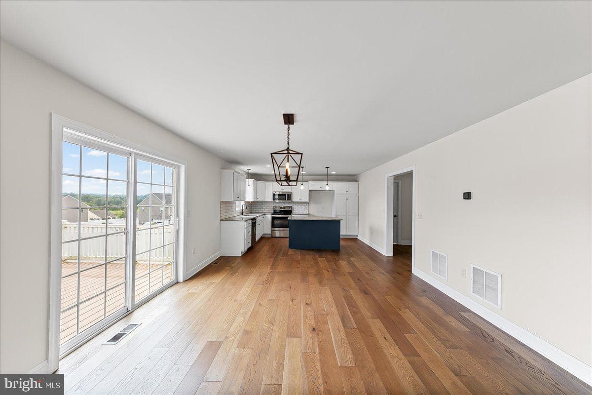 100 Magnolia Lane photo 14