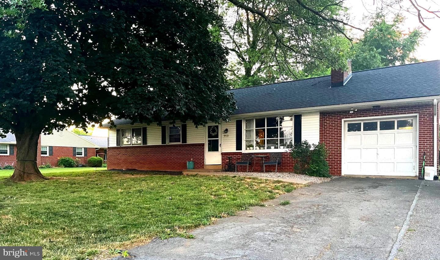 953 Ivy Drive, Lancaster