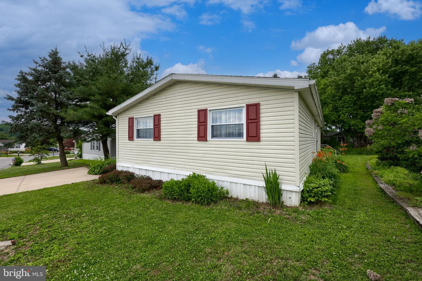 671 Lilac Drive photo 4