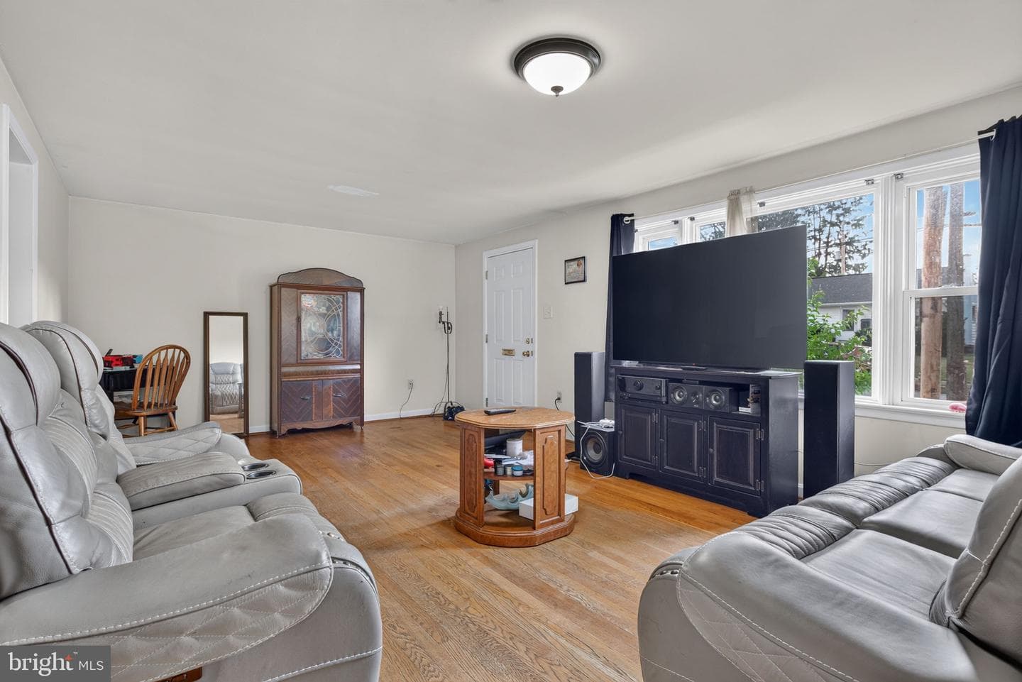 935 Wabank Street photo 5