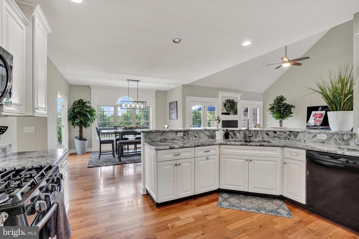 104 Monument Drive photo 8