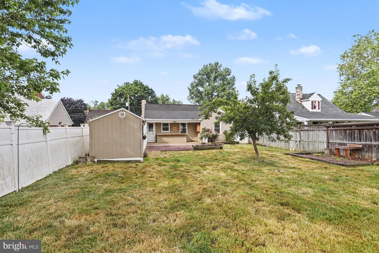 237 Noble Street photo 24
