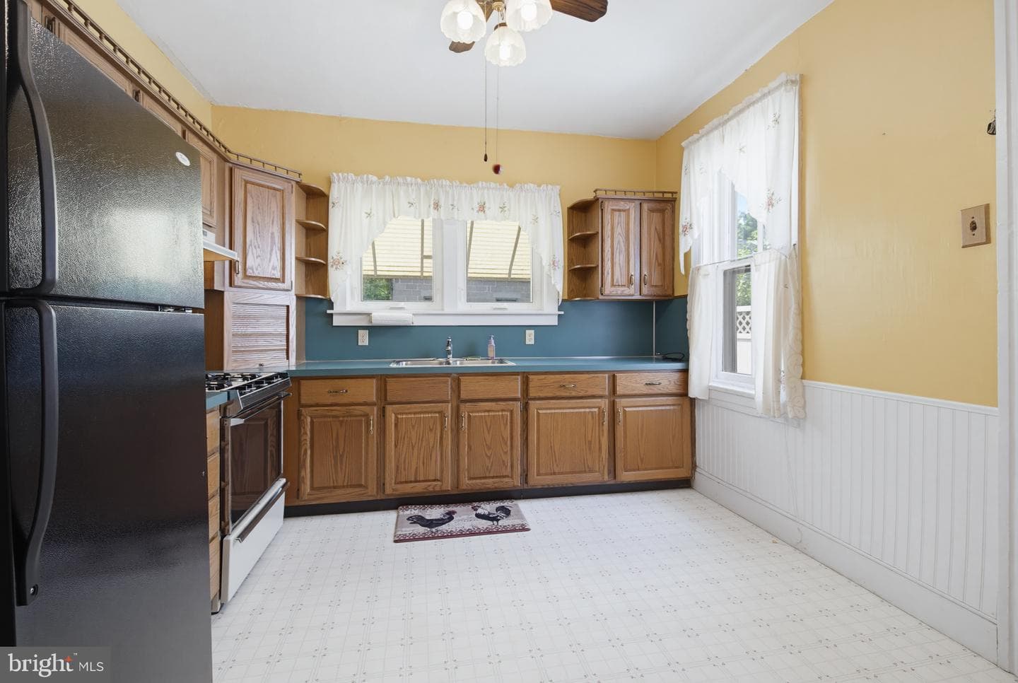 566 Walnut St photo 14