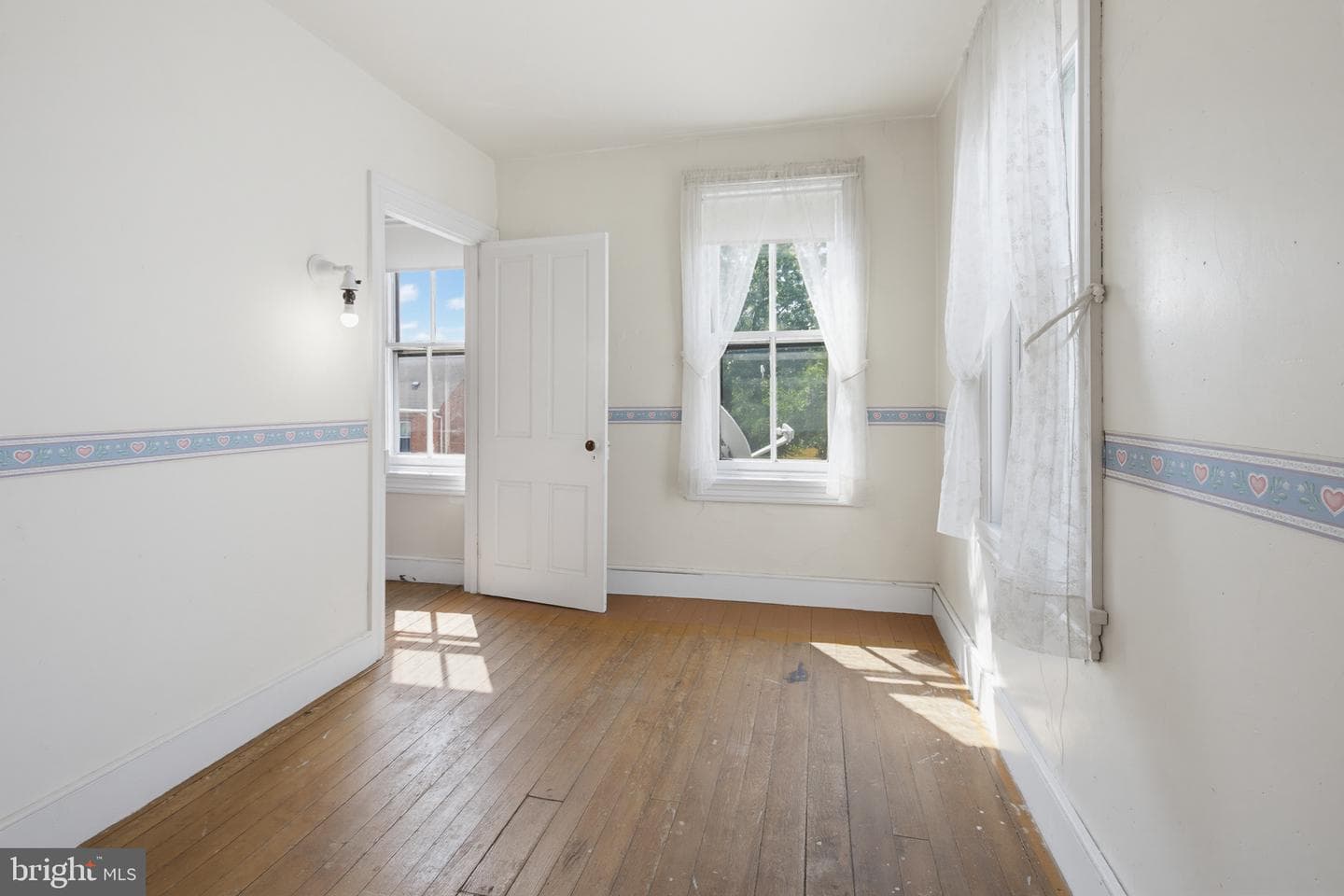 566 Walnut St photo 32
