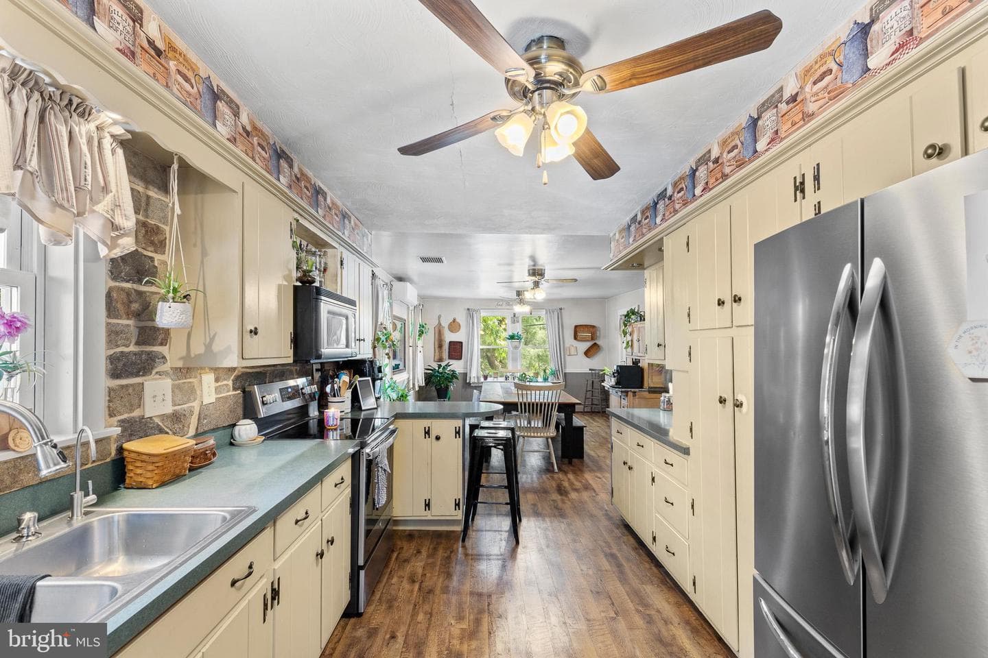 340 Ridge Avenue photo 4
