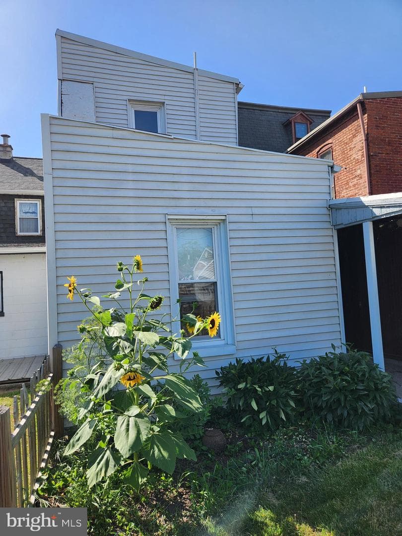 208 Perry Street photo 30