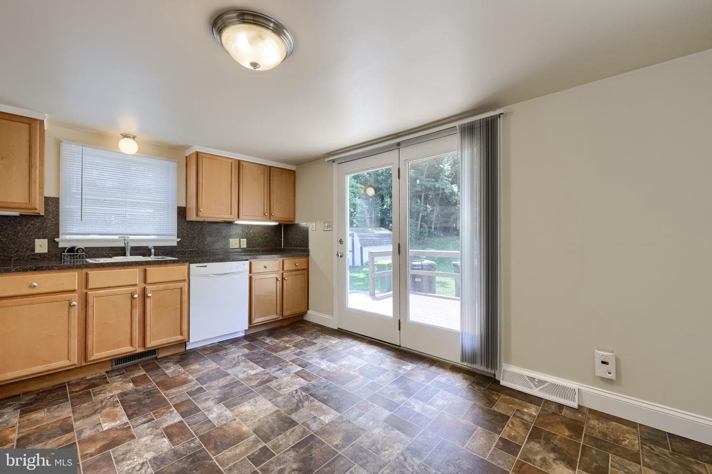 160 Buch Avenue photo 10