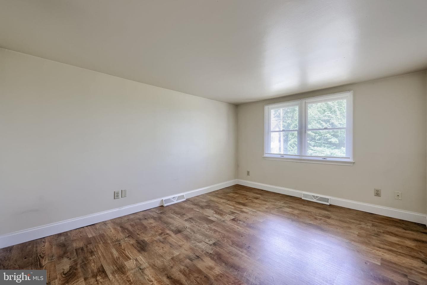 160 Buch Avenue photo 14