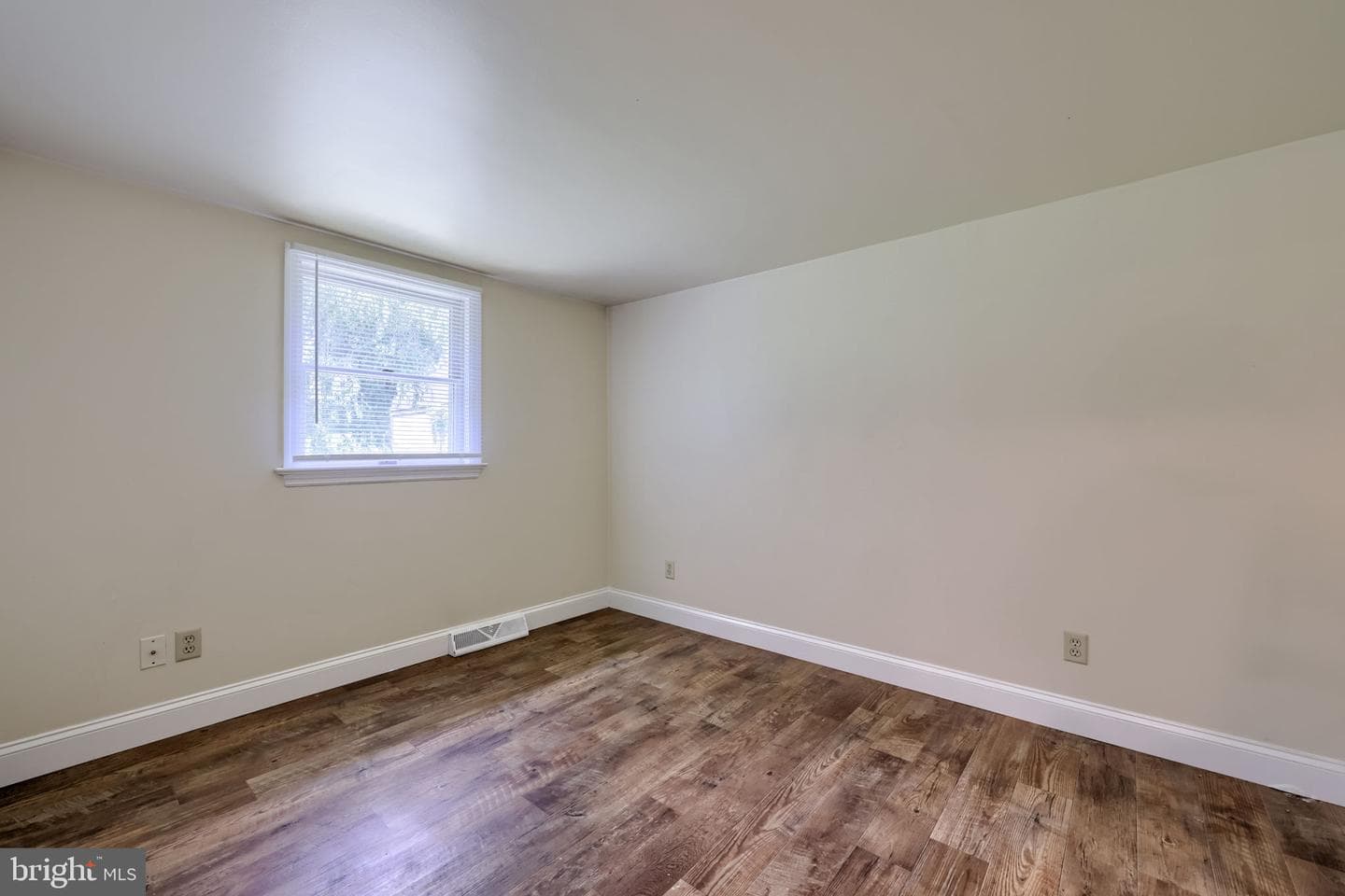 160 Buch Avenue photo 16