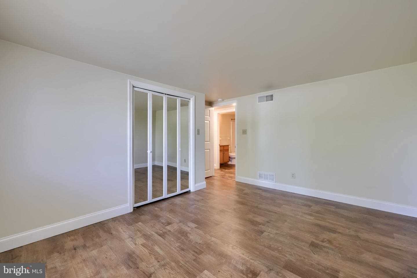 160 Buch Avenue photo 17