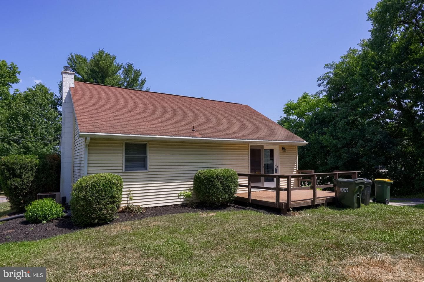 160 Buch Avenue photo 4