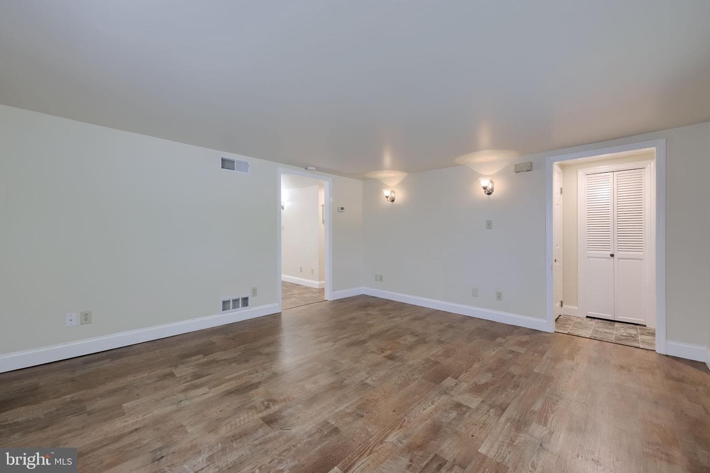 160 Buch Avenue photo 8