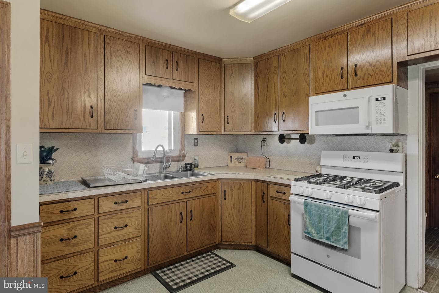 680 N Railroad Avenue photo 38