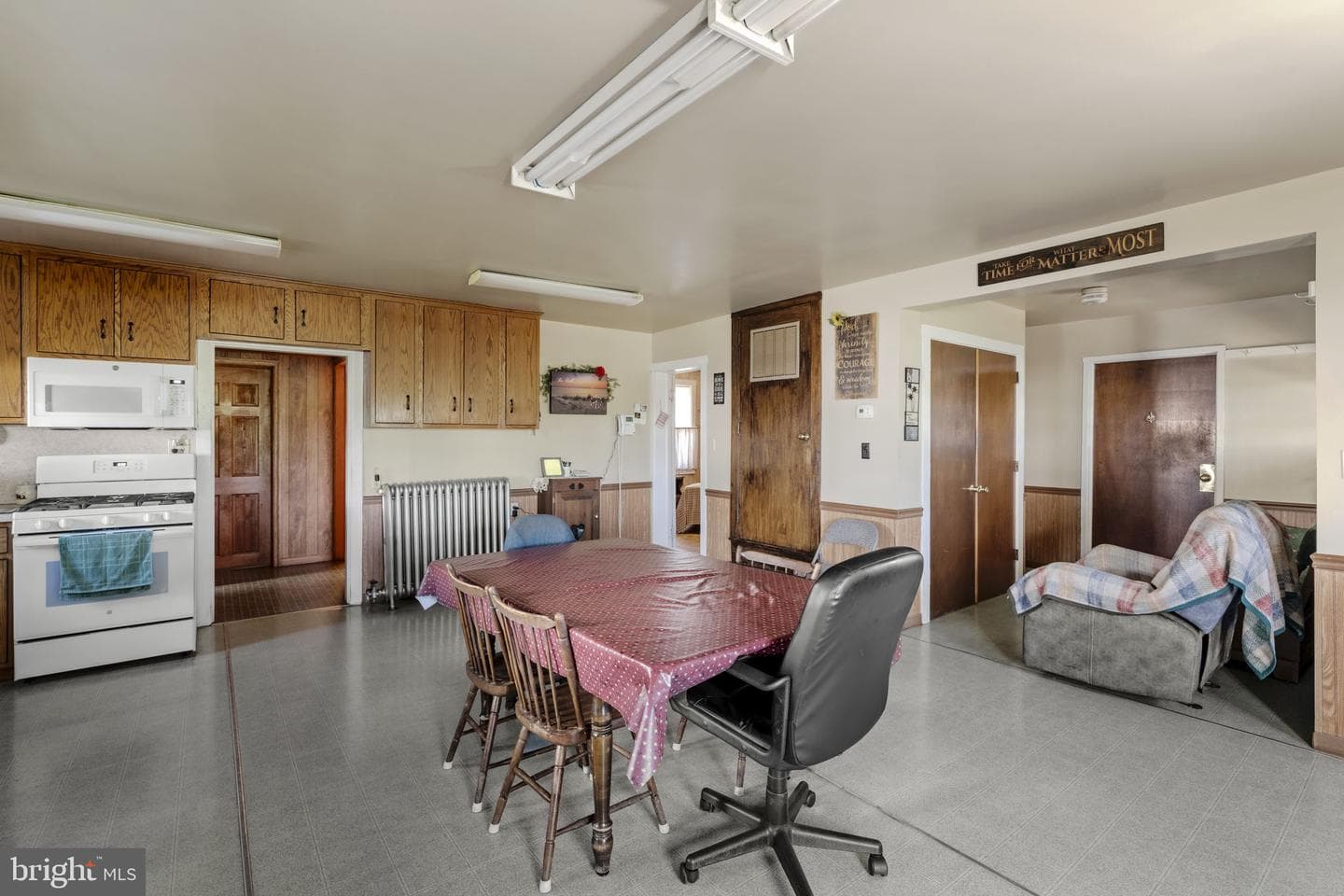 680 N Railroad Avenue photo 39