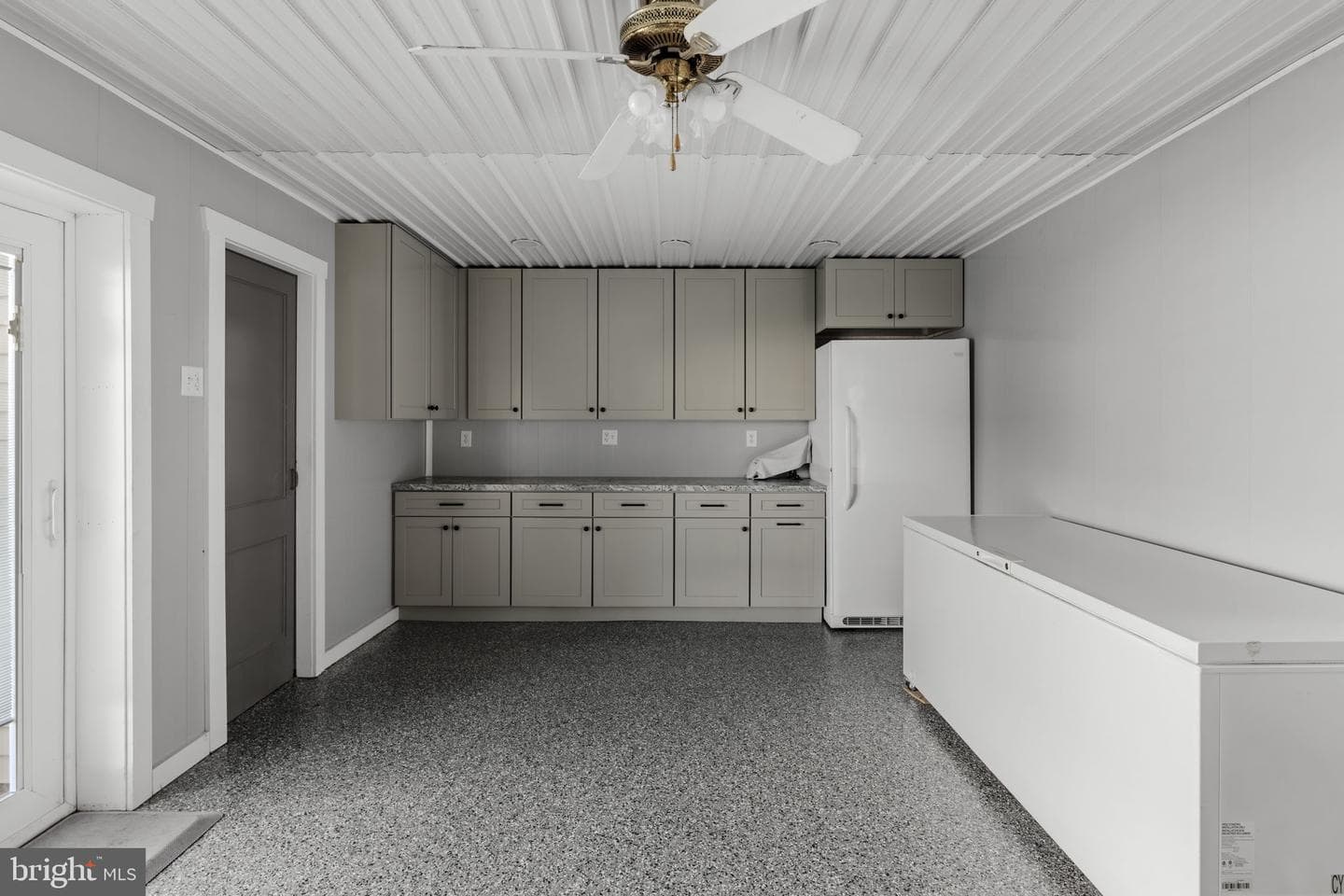 680 N Railroad Avenue photo 47