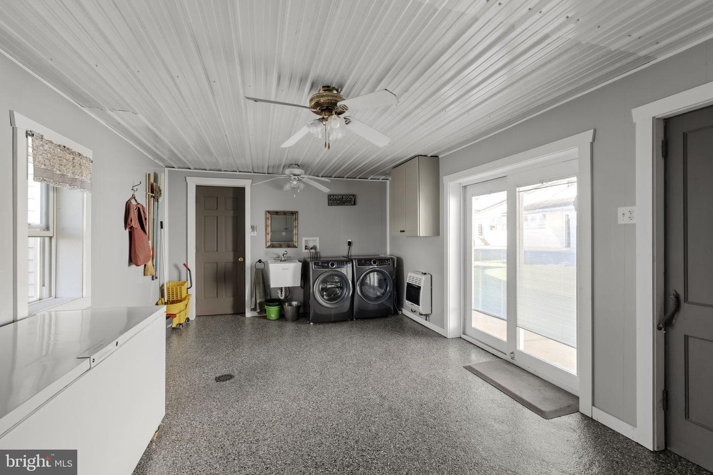 680 N Railroad Avenue photo 48