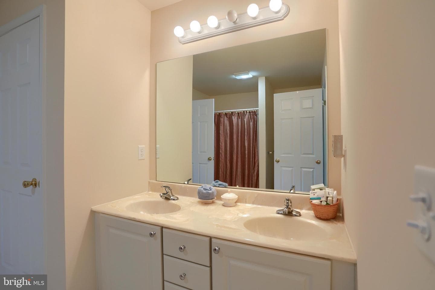 320 Ashley Drive photo 25