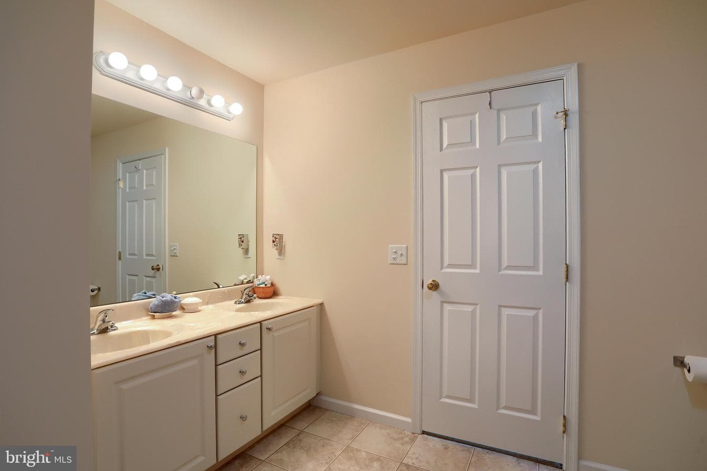 320 Ashley Drive photo 28