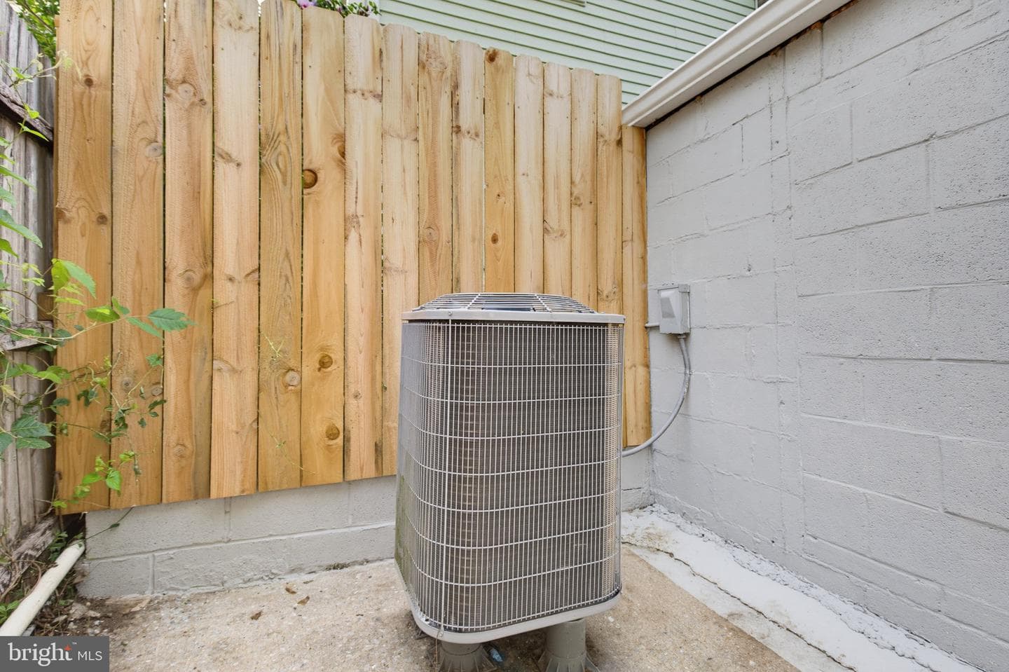 2624 Duke Street photo 29