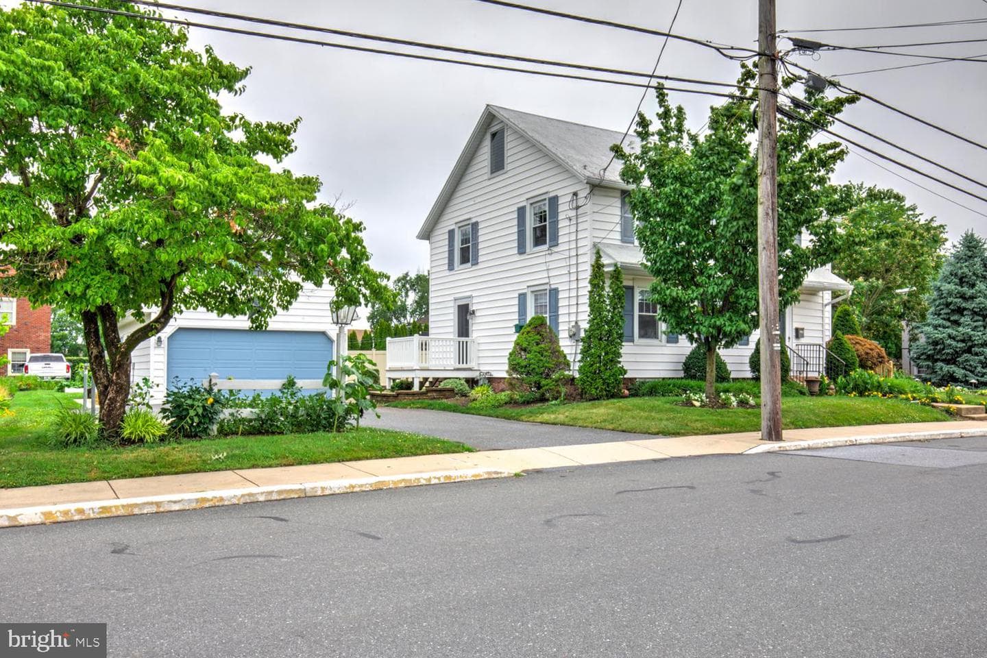 15 N Custer Avenue, New Holland