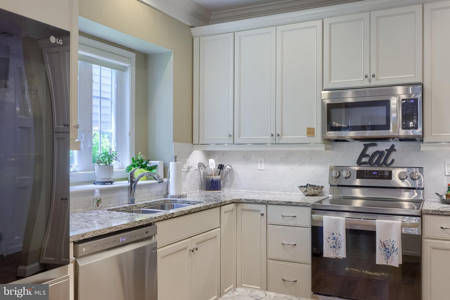 1068 Constitution Drive photo 27