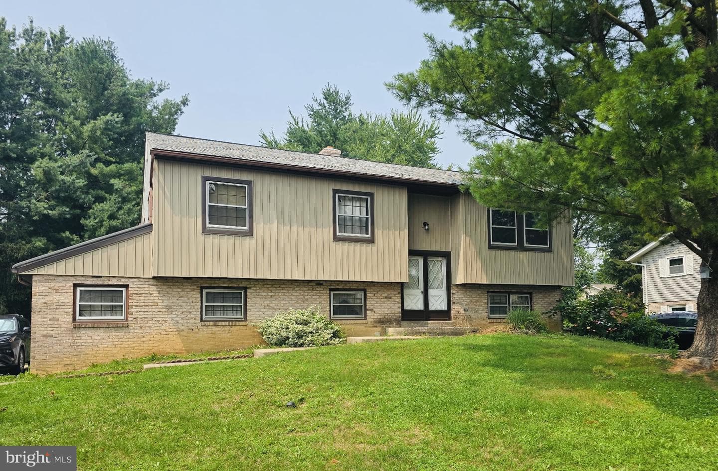 413 Surrey Drive photo 1
