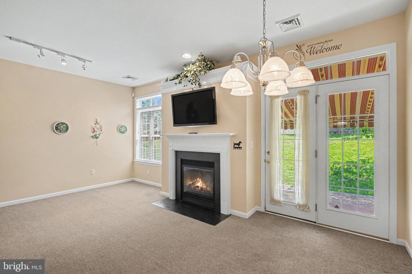 958 Elm Avenue photo 9