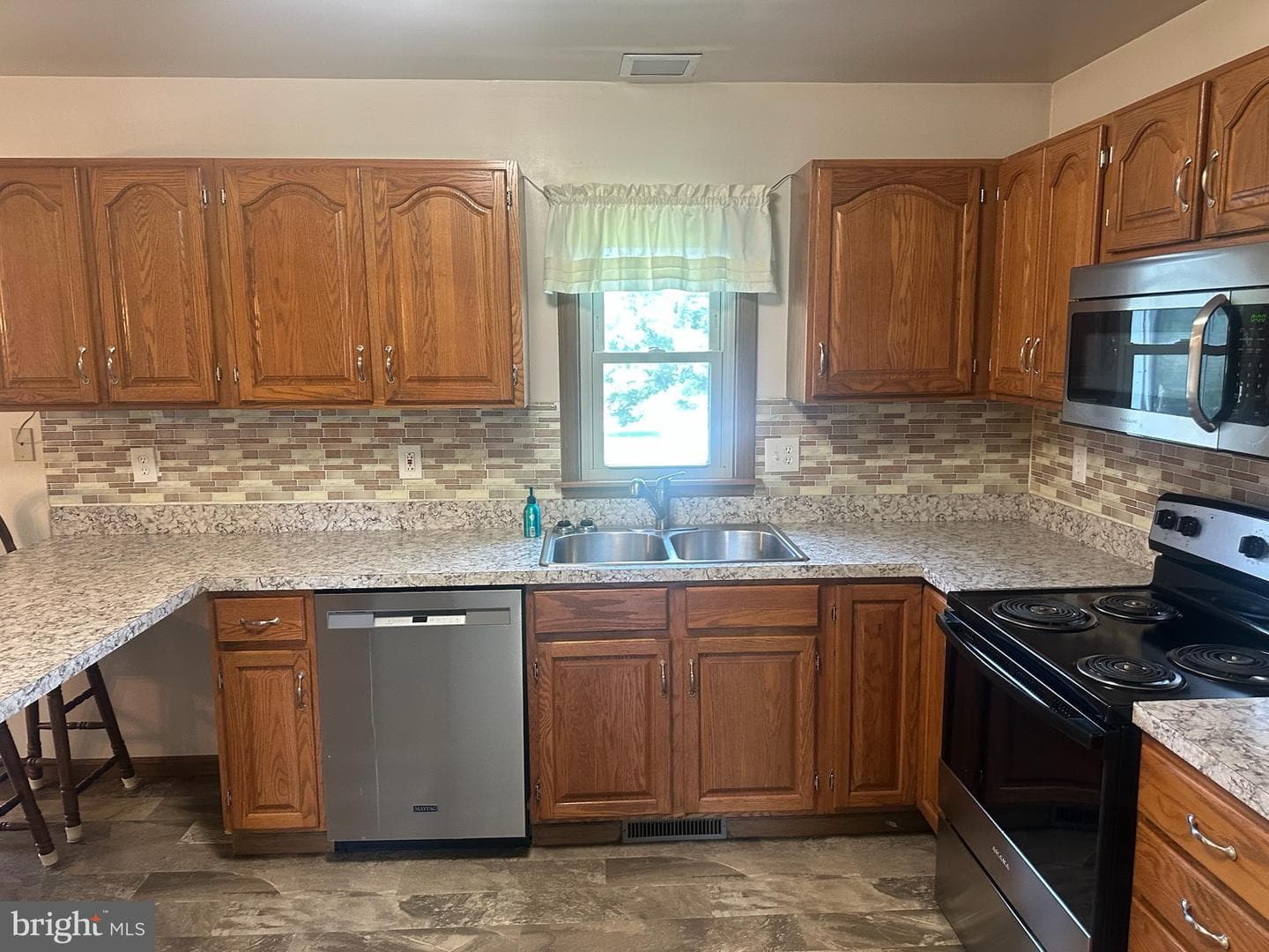 2143 Sheri Lane photo 4