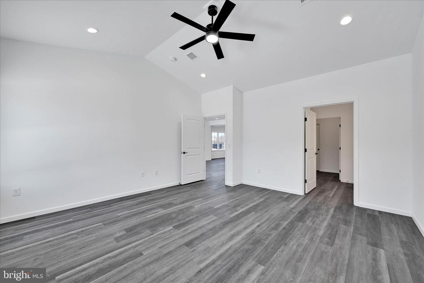 108 Hillard Field photo 15