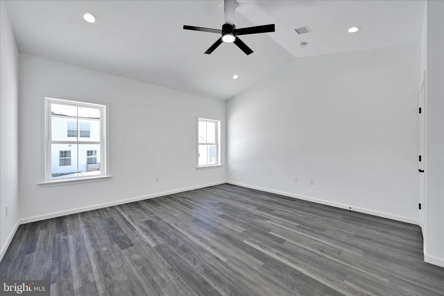 108 Hillard Field photo 17
