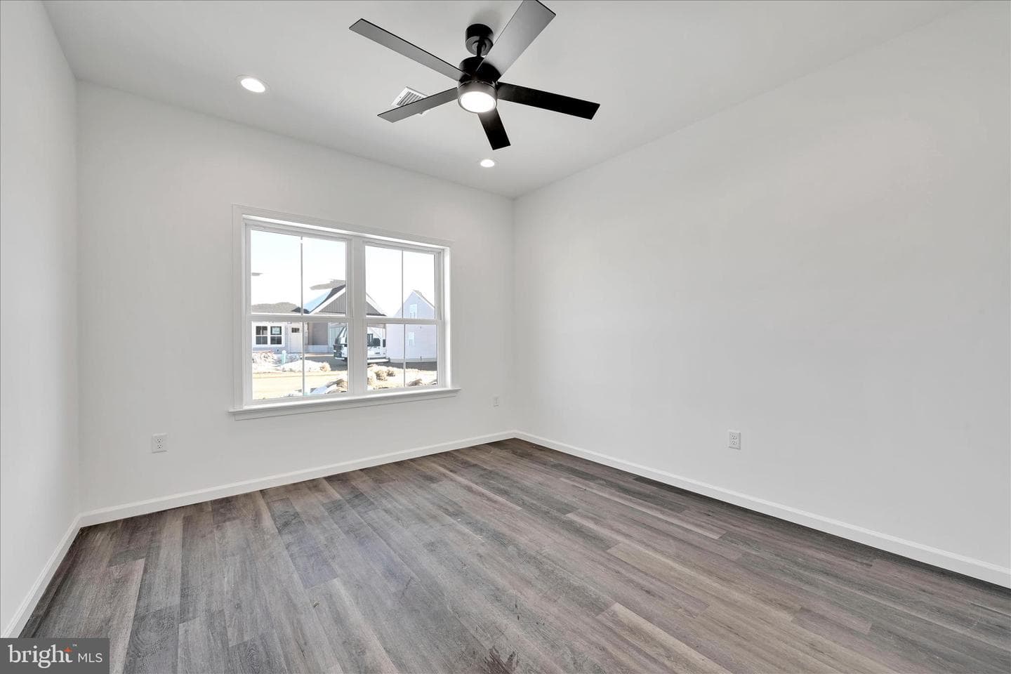 108 Hillard Field photo 20