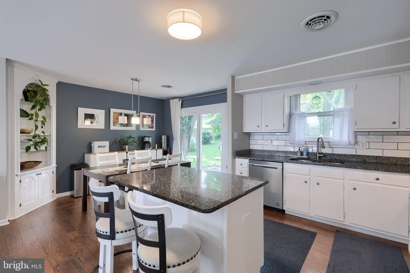 116 Oxford Drive photo 4