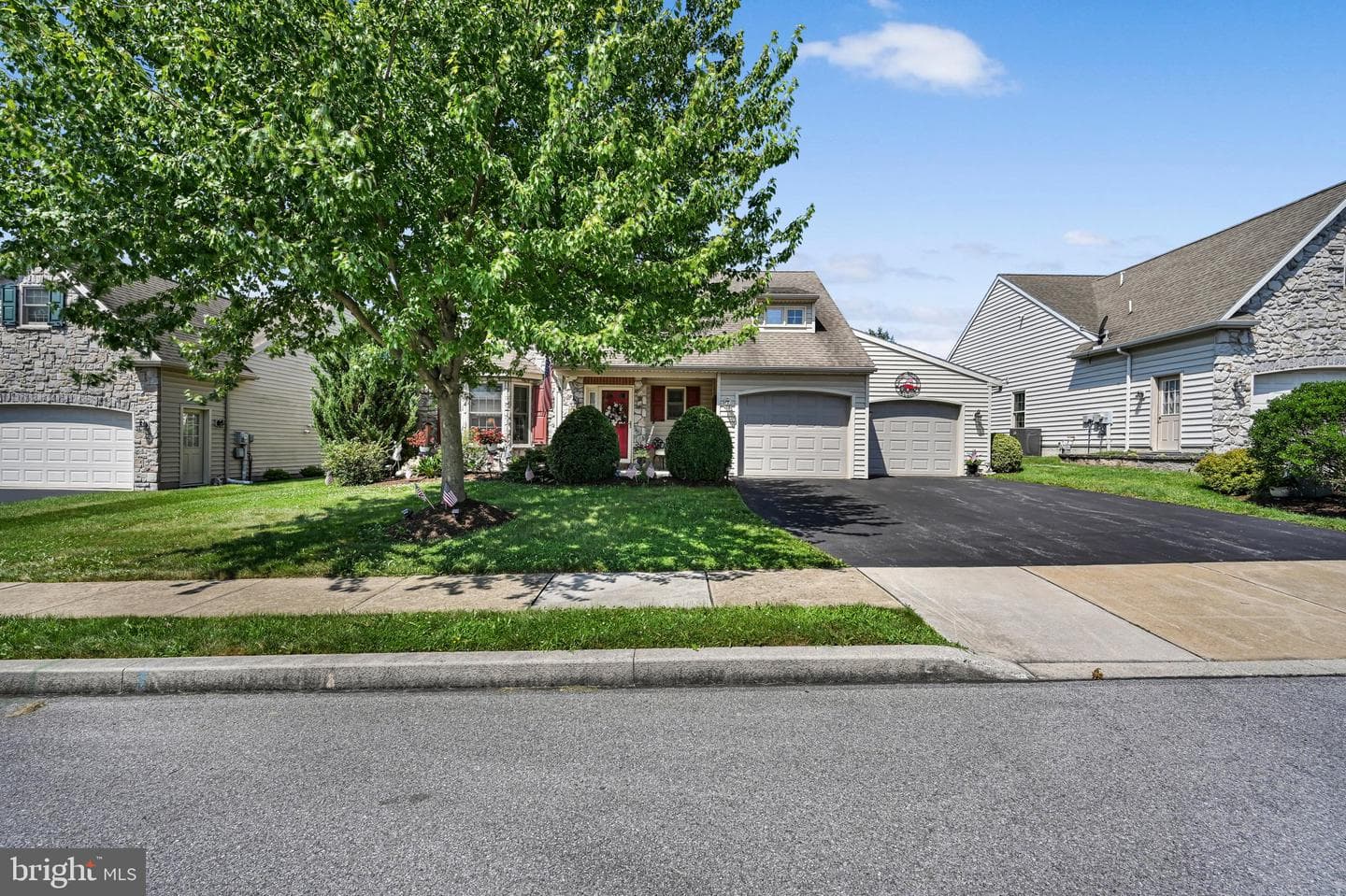 1066 Cambridge Drive photo 3