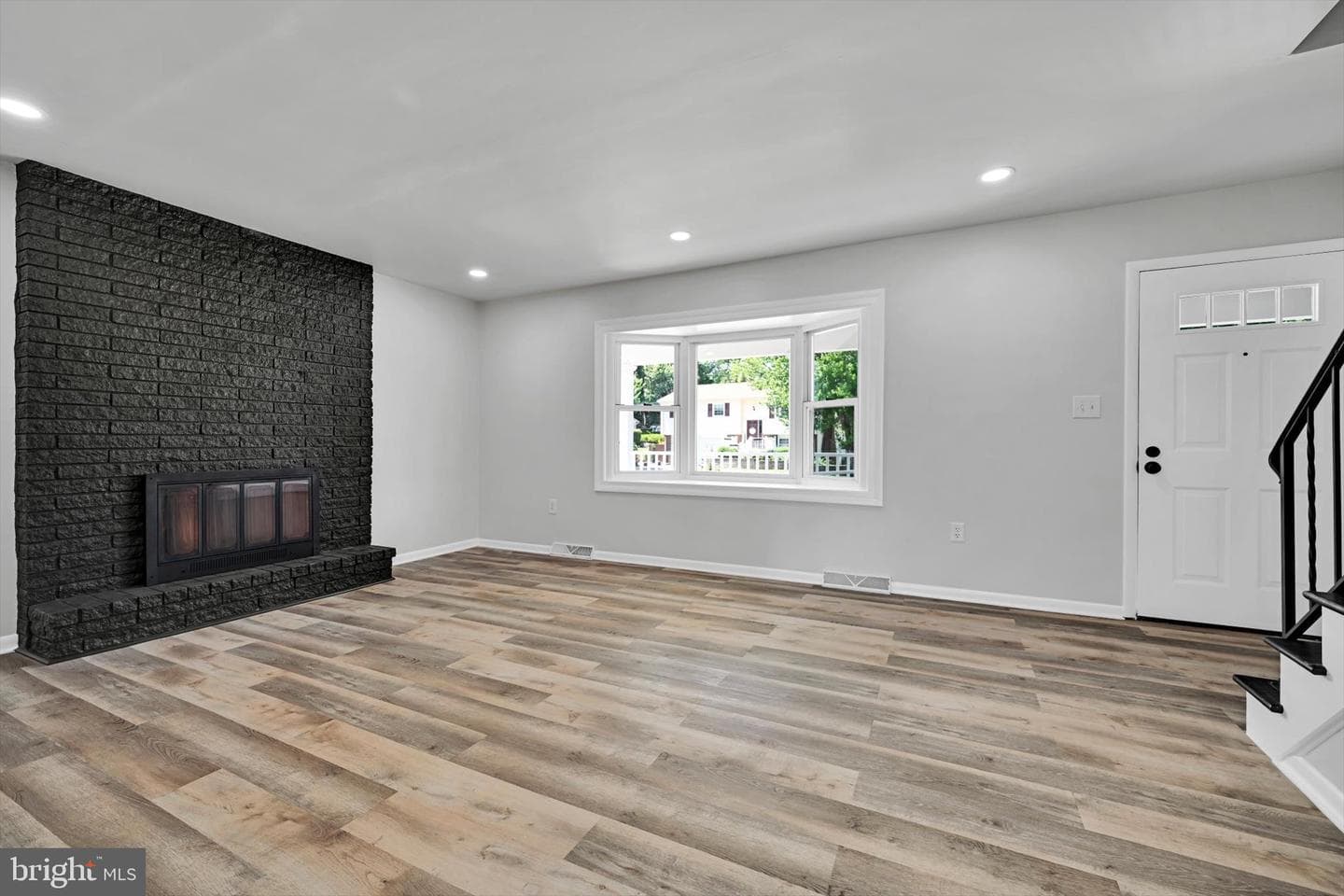 143 S Oak Street photo 3