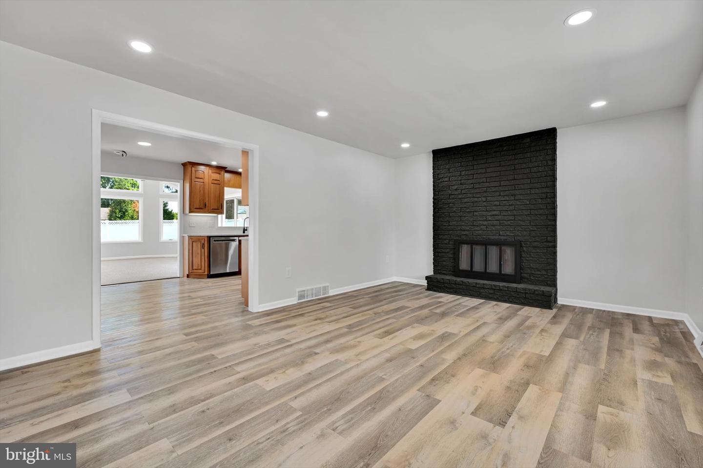 143 S Oak Street photo 4