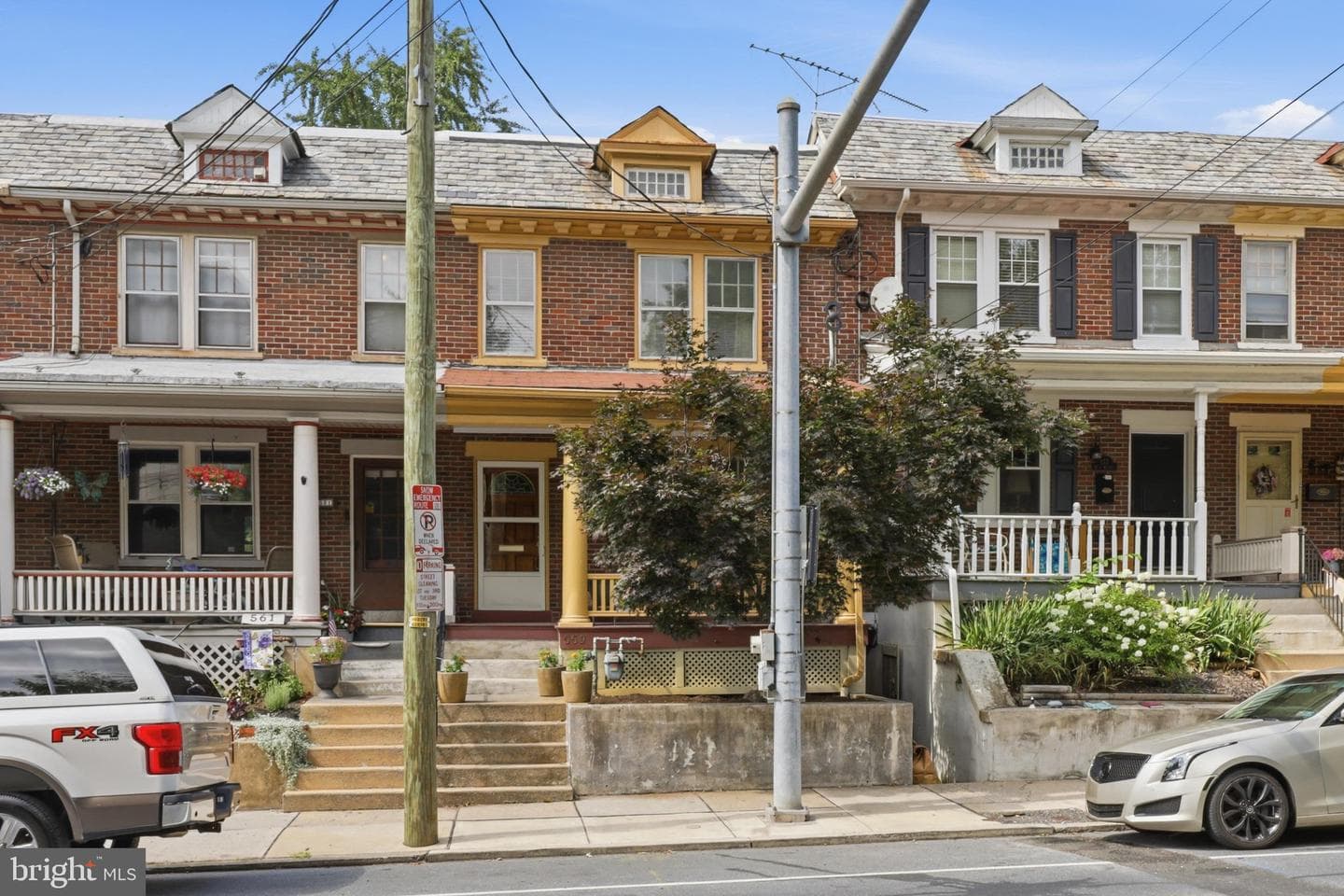 559 W Walnut Street photo 1