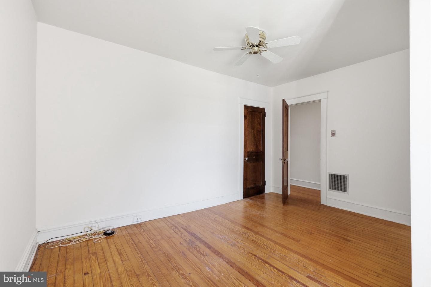 559 W Walnut Street photo 22