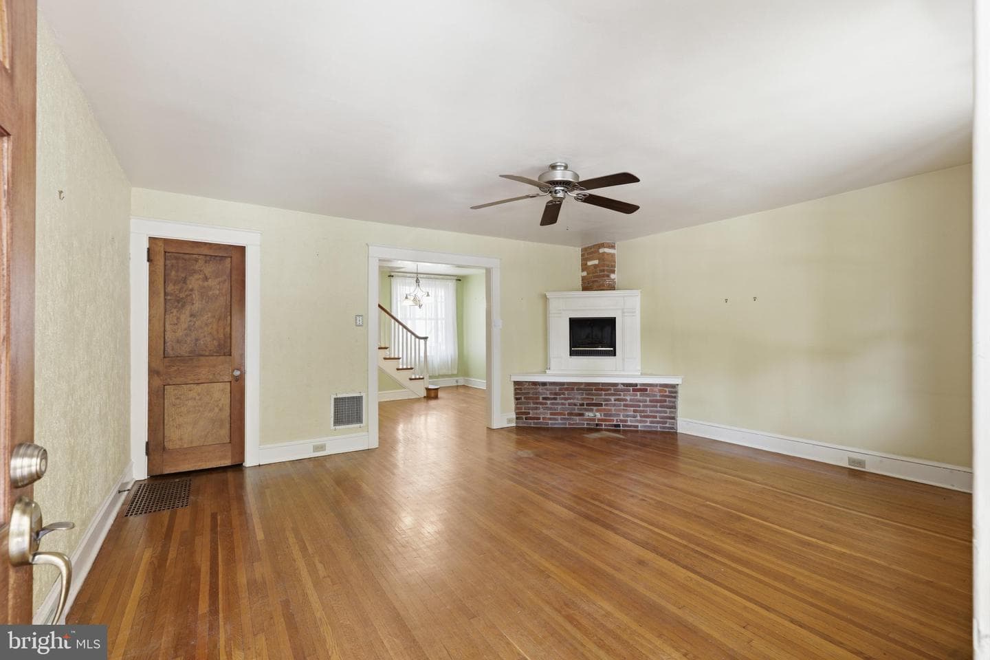 559 W Walnut Street photo 5