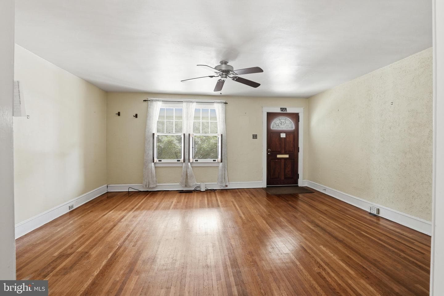 559 W Walnut Street photo 6
