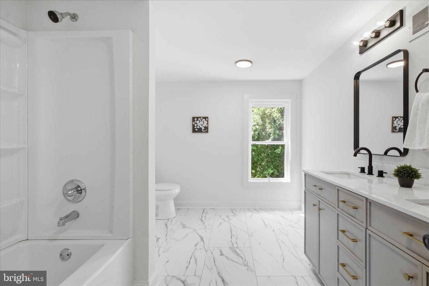 144 E Liberty Street photo 22