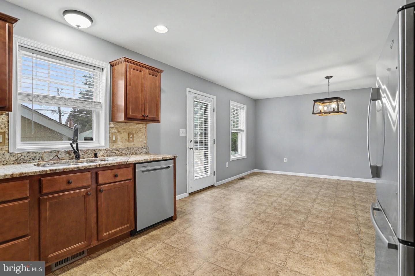 239 Railroad Avenue photo 9